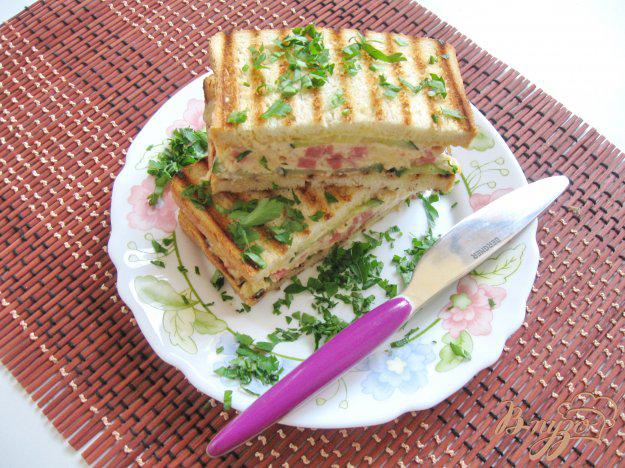 фото рецепта: Горячий сэндвич с колбасой, сыром и огурцом