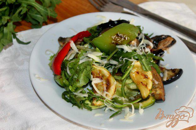 фото рецепта: Теплый овощной салат с зеленью и твердым сыром
