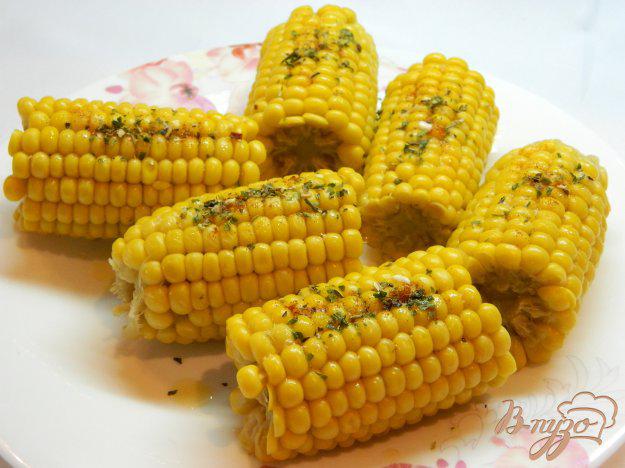 фото рецепта: Сладкая кукуруза с маслом и итальянскими травами