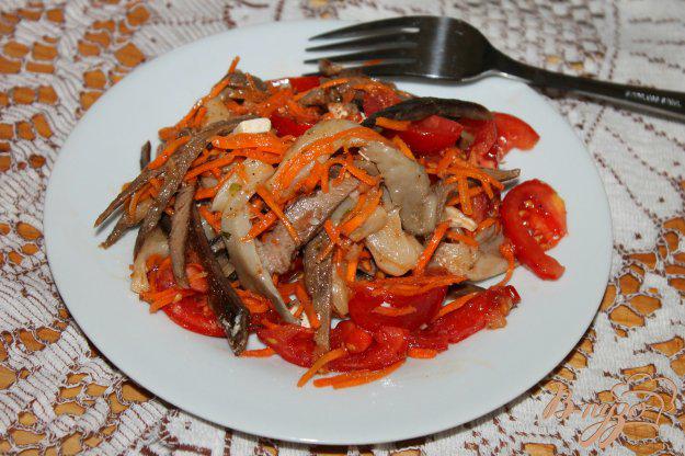 фото рецепта: Салат с маринованными грибами, мясом и помидорами
