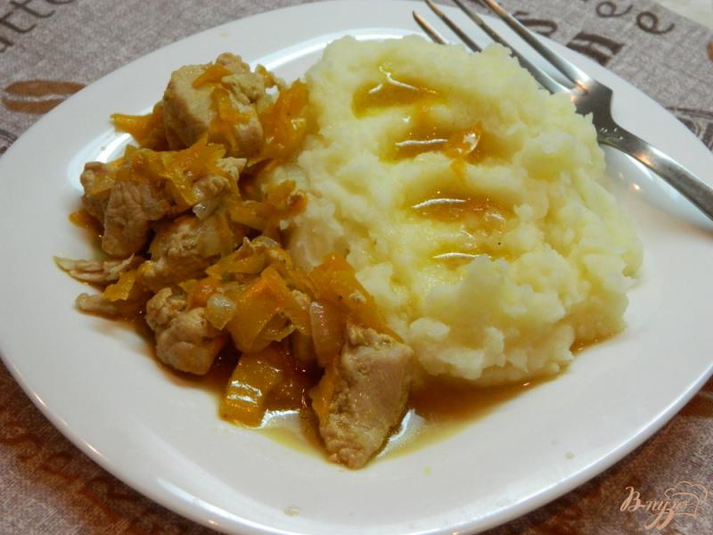 Гуляш с пюре. Пюре с мясом и подливкой. Пюре с мясом. Как сделать мясо к пюре. Толченка с гуляшом.