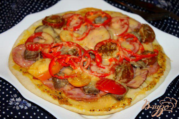фото рецепта: Мясная пицца с ветчиной и домашней колбасой