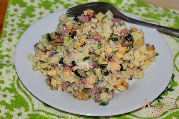 фото рецепта: Салат с картофелем, баклажаном, ветчиной и сыром
