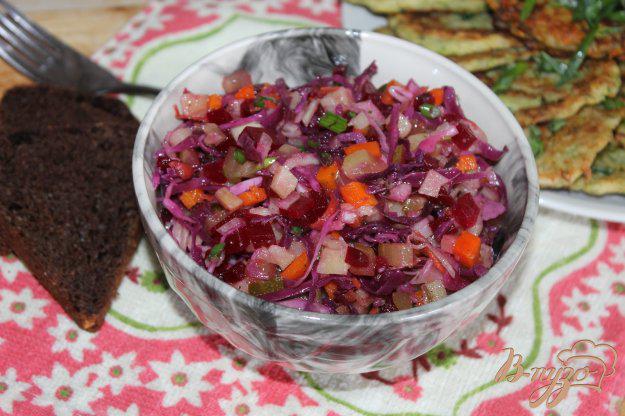 фото рецепта: Салат из свеклы с маринованной капустой и грибами