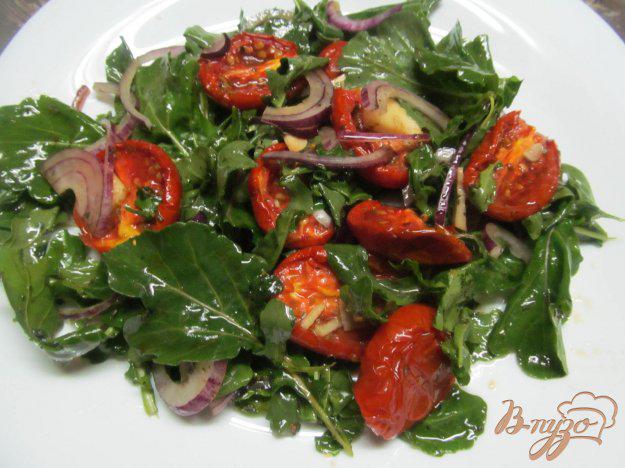 фото рецепта: Салат с печеными томатами и рукколой