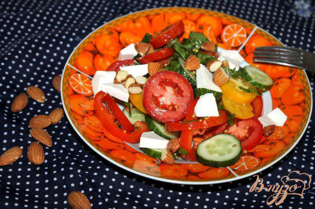 фото рецепта: Овощной салат с орешками и сыром