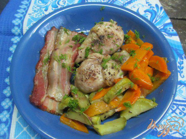 фото рецепта: Куриные ножки с кабачком и морковью в беконе