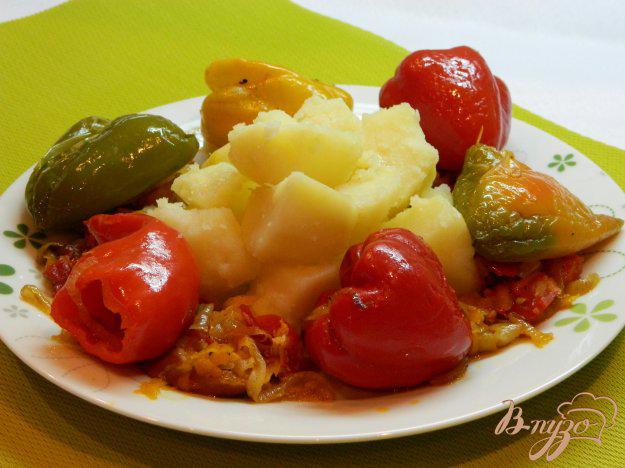 фото рецепта: Отварной картофель с подливой из перцев  с сосисками и овощами