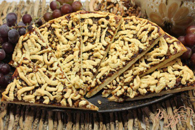 фото рецепта: Тонкий тертый пирог с виноградным джемом и орехами
