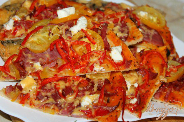 фото рецепта: Пицца с ветчиной, овощами и фетой