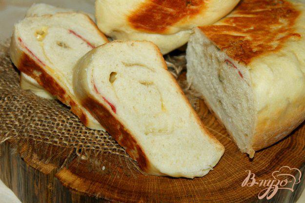 фото рецепта: Хлебный рулет с сыром и сырокопченой колбасой