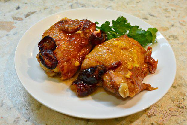 фото рецепта: Куриные бедра со сливами в духовке