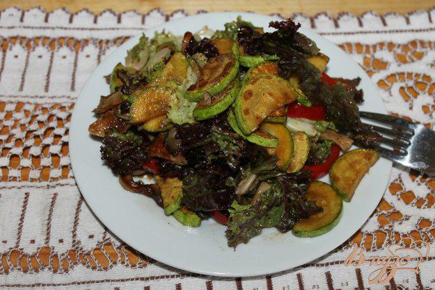 фото рецепта: Теплый салат с вешенками и кабачком