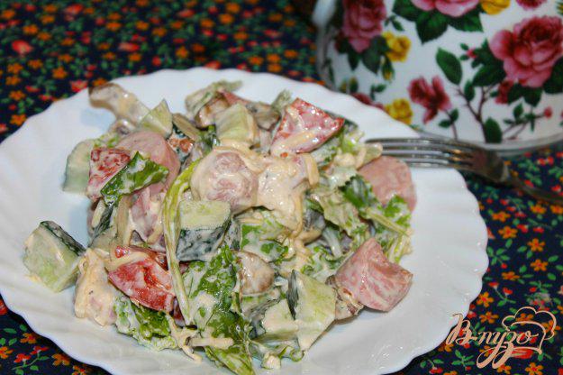 фото рецепта: Салат с сосисками и жареными шампиньонами