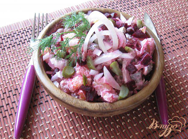 фото рецепта: Картофельный салат со свеклой и майонезом