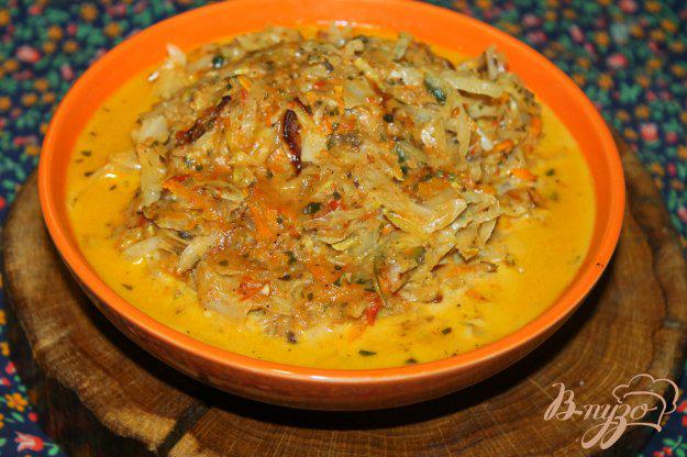 фото рецепта: Тушеная капуста с грибами и кабачком в томатно - сметанном соусе