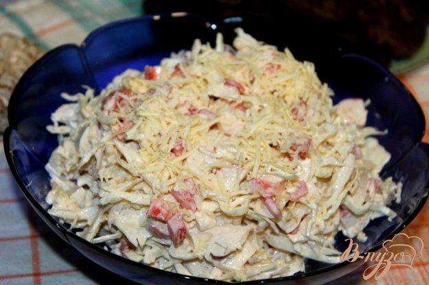фото рецепта: Капустный салат с крабовыми палочками, сыром и помидорами