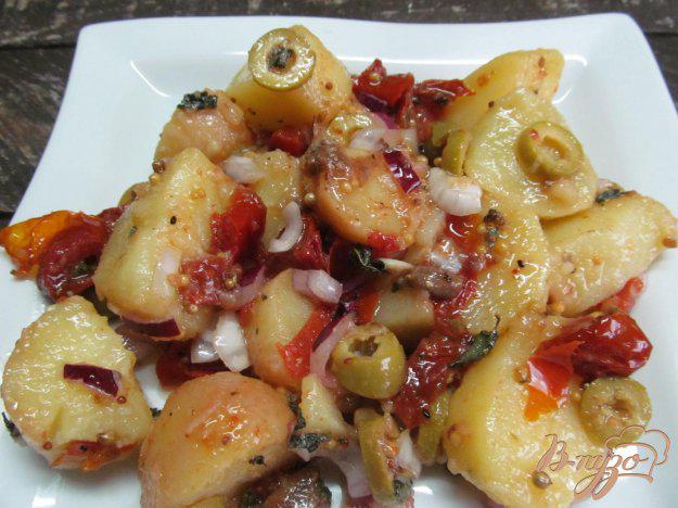 фото рецепта: Картофельный салат с печеными помидорами и оливками