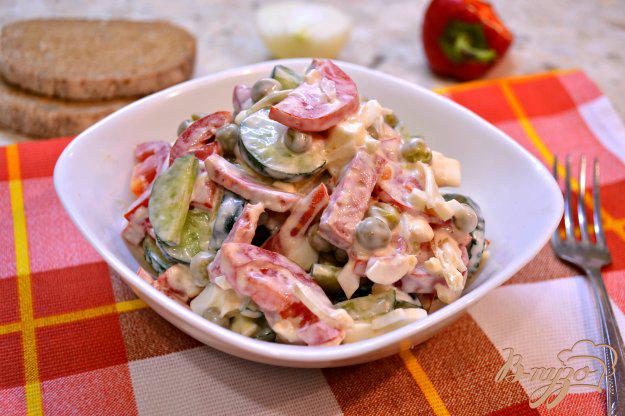 фото рецепта: Салат из овощей с колбасой, яйцом и горошком
