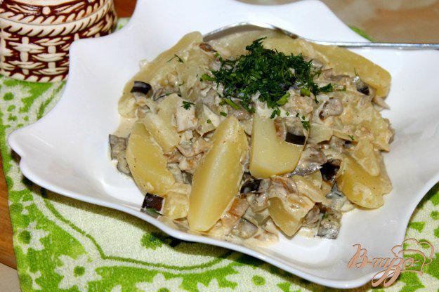 фото рецепта: Отварной картофель в сливочно - сметанном соусе с баклажаном