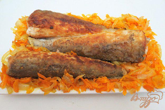 фото рецепта: Хек жареный, с луком и морковью
