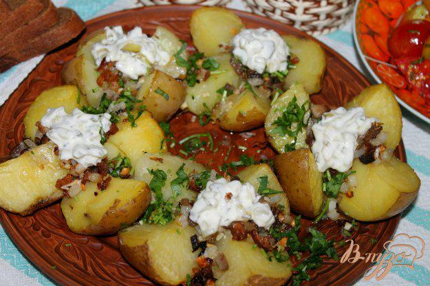 фото рецепта: Печеный картофель с копченым салом, луком и соусом