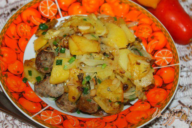 фото рецепта: Жареный картофель с кабачком, грибами и колбасой