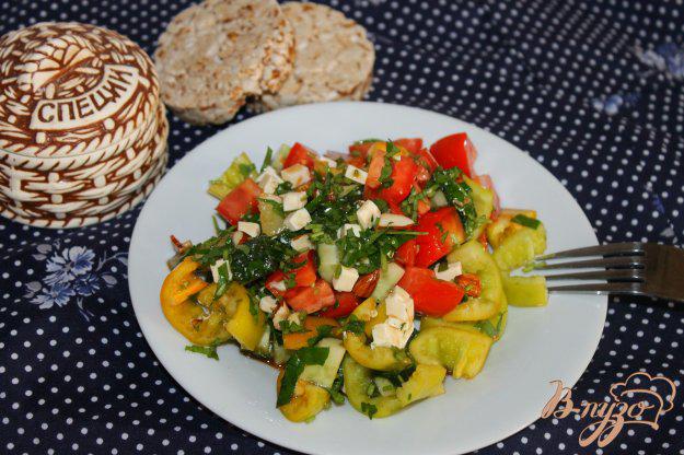 фото рецепта: Салат из помидоров и огурцов с орехами и сыром