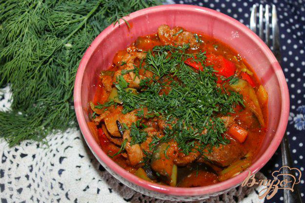 фото рецепта: Тушеная грудка утки с перцем и баклажаном в томатном соусе