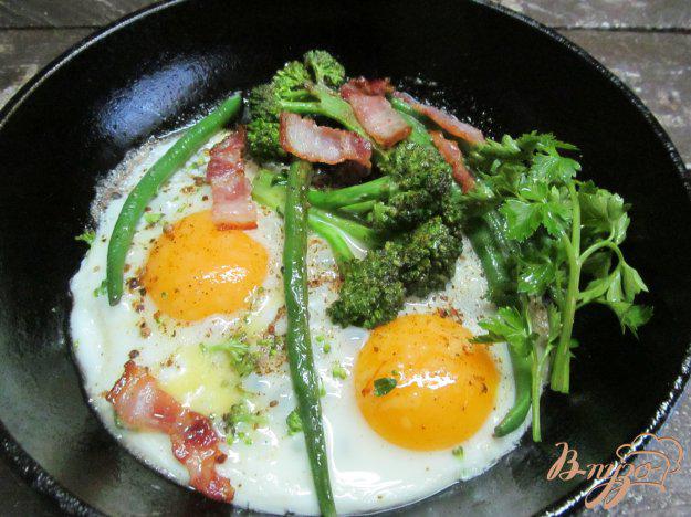 фото рецепта: Жареные брокколи с фасолью и яйцом