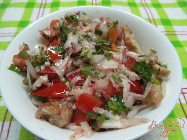фото рецепта: Салат из жареной свинины с редькой и помидором