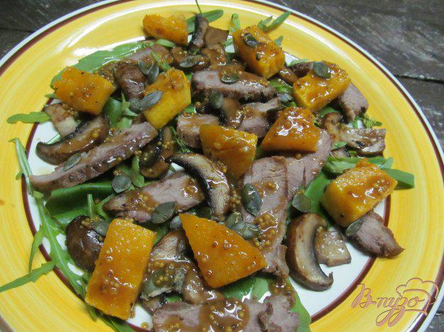 фото рецепта: Салат из утиной грудинки с тыквой и грибами