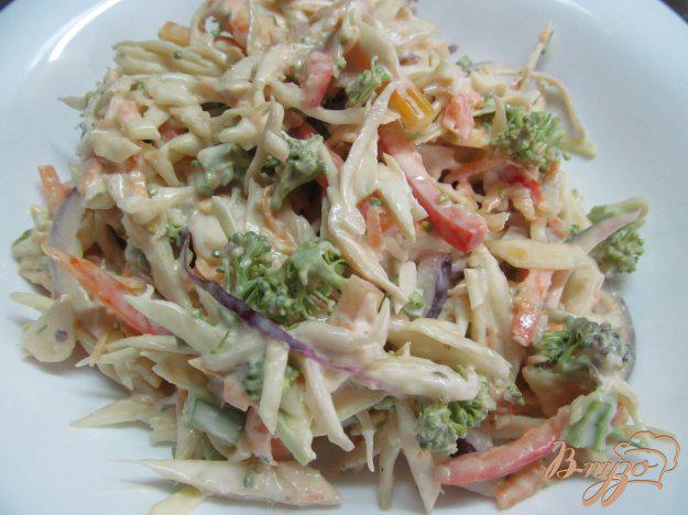 фото рецепта: Салат из капусты с брокколи