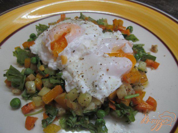 фото рецепта: Яйцо пашот на овощах