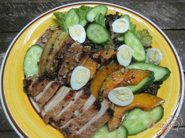 фото рецепта: Теплый салат из свиного стейка с дыней и тыквой