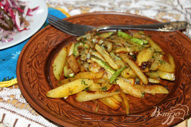 фото рецепта: Жареный картофель с кабачком, баклажаном и луком