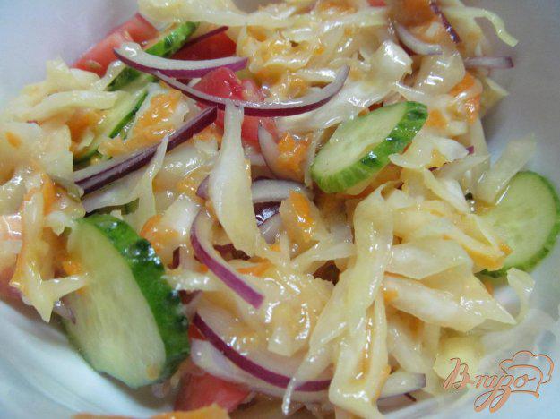 фото рецепта: Салат из квашеной капусты со свежими овощами