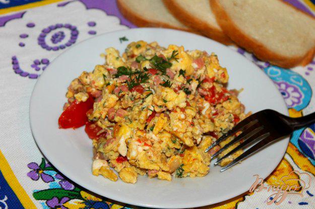 фото рецепта: Яичница - болтунья с помидорами, вареной колбасой и луком