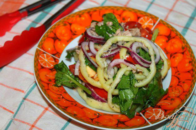 фото рецепта: Салат с тунцом, шпинатом и перцем