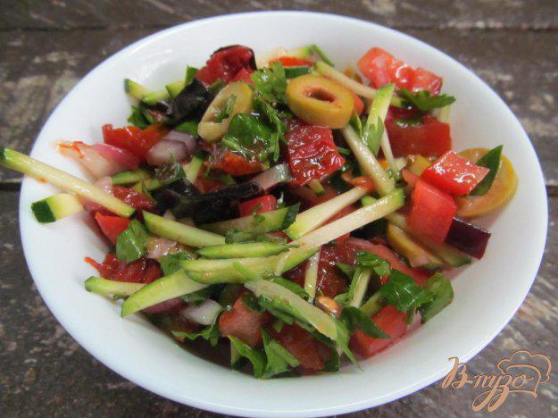фото рецепта: Салат из вяленых и свежих томатов