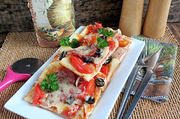 фото рецепта: Пицца на дрожжевом тесте, на молоке с колбасой и моцарелой