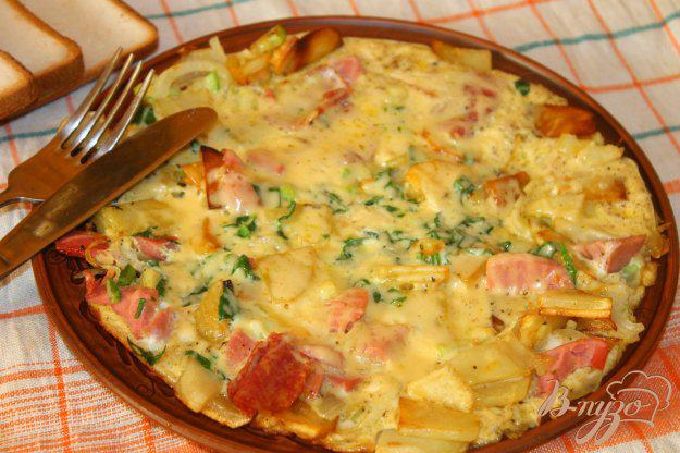 фото рецепта: Жареный картофель с колбасой и сыром в яичной заливке