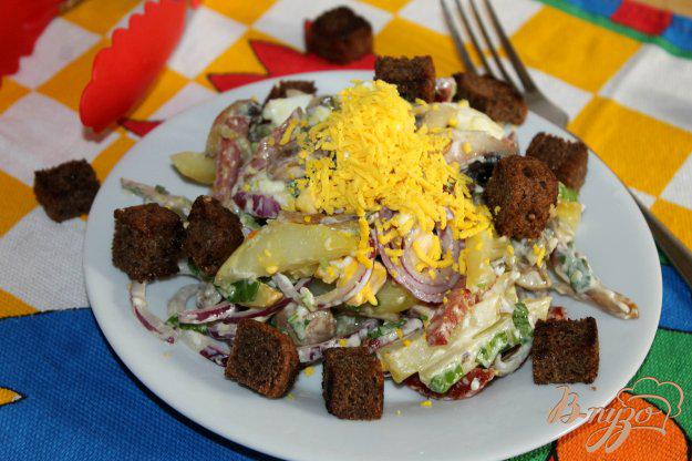 фото рецепта: Салат с жареными грибами, картофелем, колбасой и сухариками