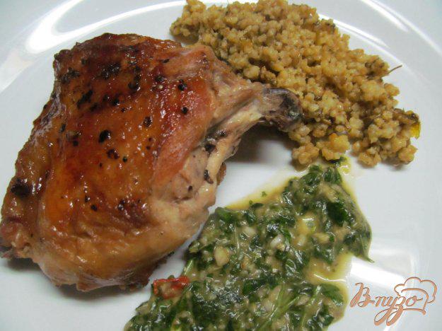 фото рецепта: Куриные бедра под зеленым соусом и медом