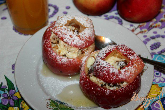 фото рецепта: Печеные яблоки с творожным сыром, финиками и орехами