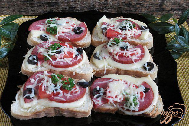 фото рецепта: Горячие бутерброды с моцареллой колбасой и помидорами
