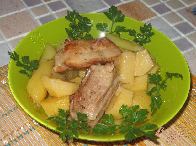фото рецепта: Свиные ребра с картофелем и болгарским перцем