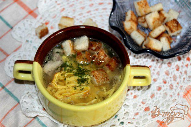 фото рецепта: Куриный суп с сухариками и яичными блинчиками
