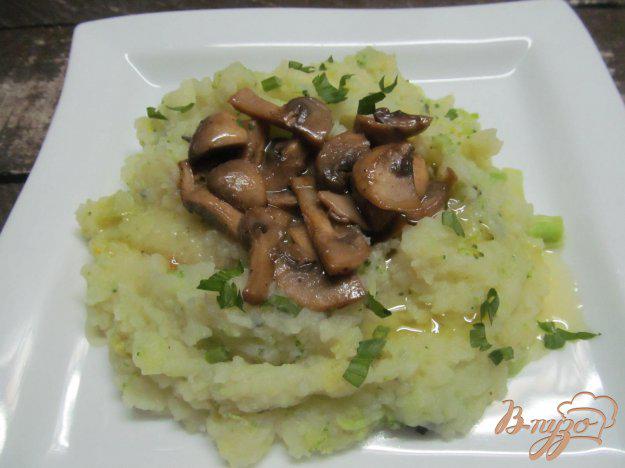 фото рецепта: Картофельное пюре с брокколи и грибным соусом