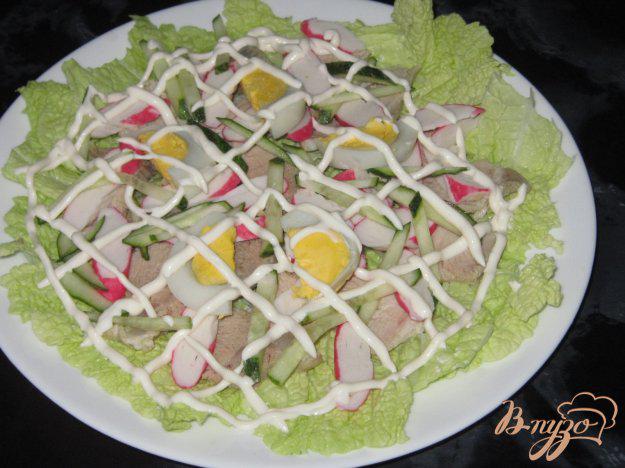 фото рецепта: Салат с крабовыми палочками и свининой